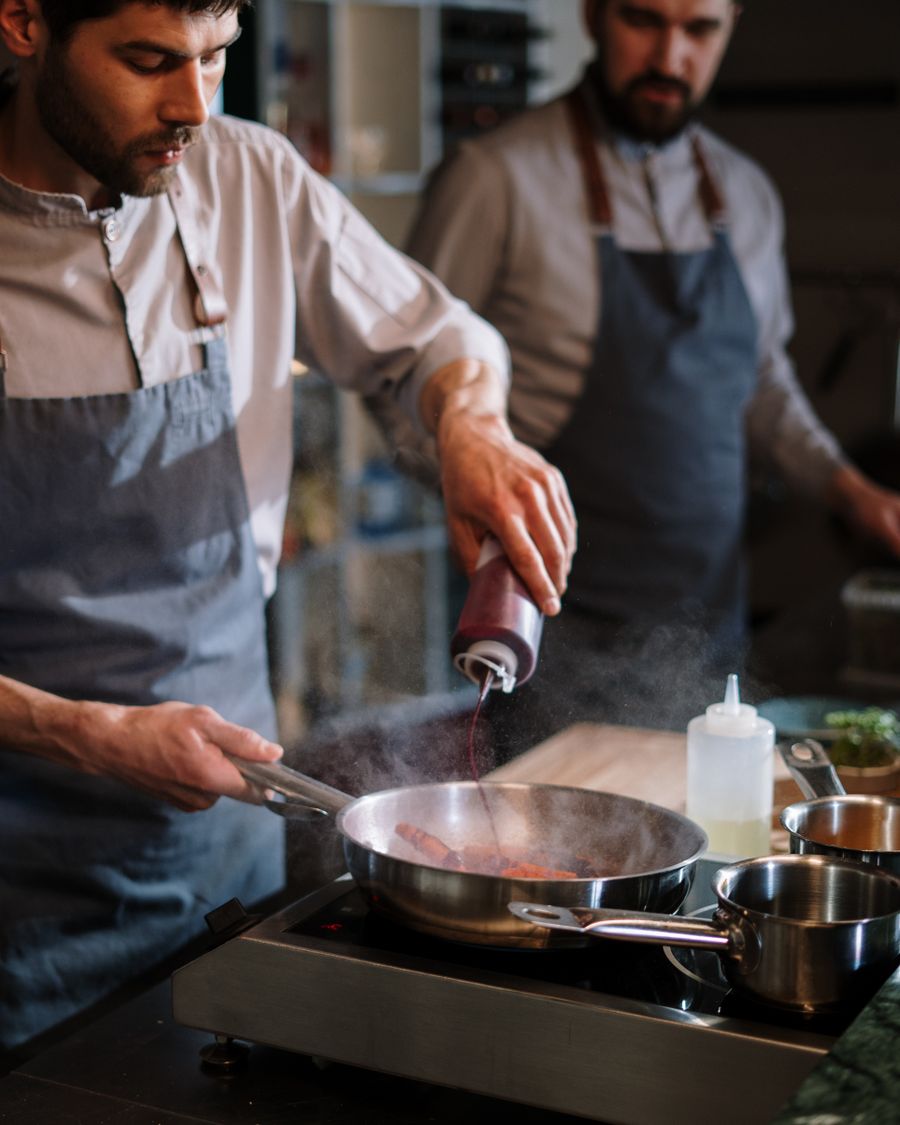 Chef trabajando en la cocina del restaurante