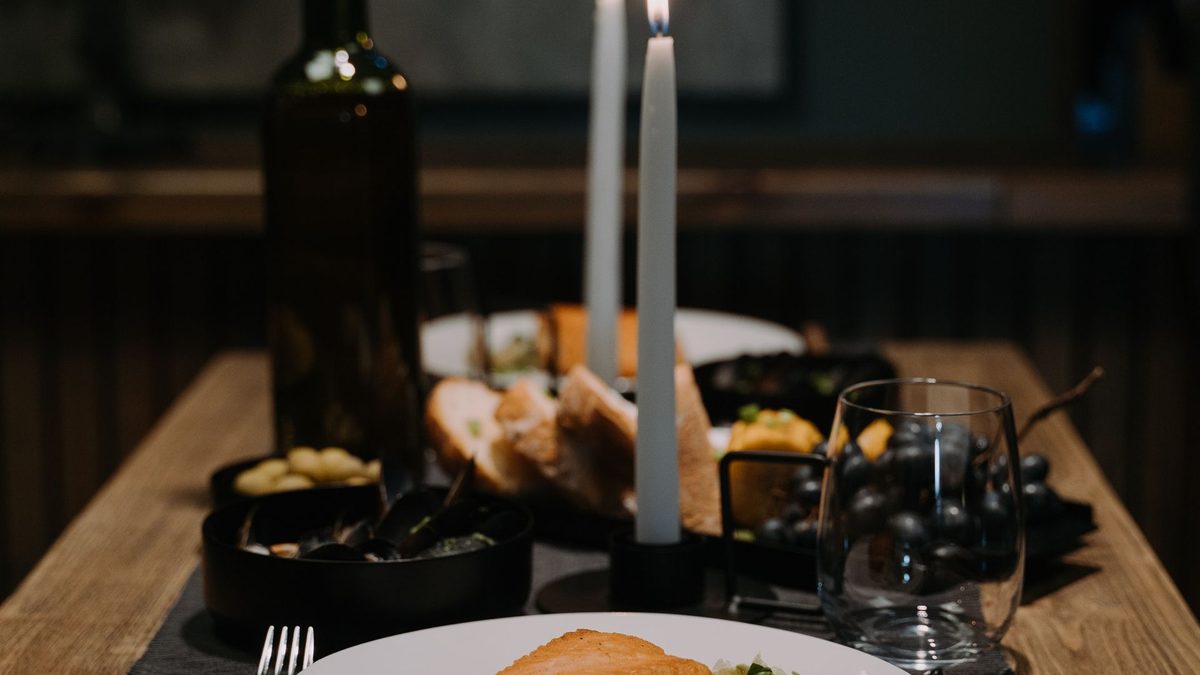 Salón principal del restaurante con madera y luz cálida